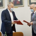 08.09.2021. Kielce. Przekształcenie dwóch oddziałów Świętokrzyskiego Centrum Matki i Noworodka w Kielcach w kliniki. Na zdjęciu (od lewej): Rafał Szpak - dyrektor Świętokrzyskiego Centrum Matki i Noworodka, Stanisław Głuszek - rektor UJK / Anna Kwapisz / Radio Kielce