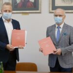 08.09.2021. Kielce. Przekształcenie dwóch oddziałów Świętokrzyskiego Centrum Matki i Noworodka w Kielcach w kliniki. Na zdjęciu (od lewej): Rafał Szpak - dyrektor Świętokrzyskiego Centrum Matki i Noworodka, Stanisław Głuszek - rektor UJK / Anna Kwapisz / Radio Kielce