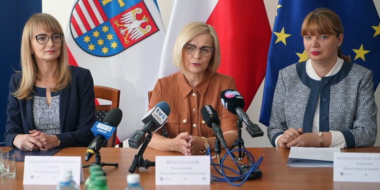 09.09.2021.Kielce. Wojewódzki Urząd Pracy. Na zdjęciu (od lewej): Aleksandra Marcinkowska - dyrektor Wojewódzkiego Urzędu Pracy, Renata Janik - wicemarszałek Województwa Świętokrzyskiego, Magdalena Fogiel-Litwinek - komendant Wojewódzkiej Komendy OHP / Anna Kwapisz / Radio Kielce