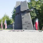 09.09.2021. Kielce. Złożenie kwiatów pod pomnikiem Homo Homini / Sebastian Kalwat / Radio Kielce