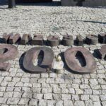 09.09.2021. Kielce. Złożenie kwiatów pod pomnikiem Homo Homini / Sebastian Kalwat / Radio Kielce