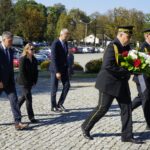 09.09.2021. Kielce. Złożenie kwiatów pod pomnikiem Homo Homini. Na zdjęciu (od lewej): Jarosław Karyś - przewodniczący Rady Miasta Kielce, Dolores Prin - konsul ds. Prasy i Kultury Konsulatu USA w Krakowie, Bogdan Wenta - prezydent Kielc / Sebastian Kalwat / Radio Kielce
