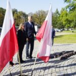 09.09.2021. Kielce. Złożenie kwiatów pod pomnikiem Homo Homini. Na zdjęciu (od lewej): Dolores Prin - Konsul ds. Prasy i Kultury Konsulatu Amerykańskiego w Krakowie, Bogdan Wenta - prezydent Kielc / Sebastian Kalwat / Radio Kielce