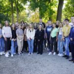 09.09.2021. Kielce. Złożenie kwiatów pod pomnikiem Homo Homini / Sebastian Kalwat / Radio Kielce