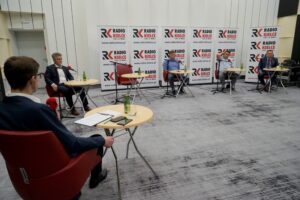 12.09.2021. Kielce. Studio Polityczne Radia Kielce. Na zdjęciu (od lewej): Michał Kita - Radio Kielce, Krzysztof Słoń - senator PiS, Arkadiusz Bąk - PSL - Koalicja Polska, Paweł Wałdon - PO - Koalicja Obywatelska i Andrzej Szejna - poseł Nowej Lewicy / Piotr Kwaśniewski / Radio Kielce