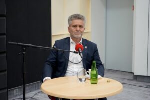 12.09.2021. Kielce. Studio Polityczne Radia Kielce. Na zdjęciu: Krzysztof Słoń - senator PiS / Piotr Kwaśniewski / Radio Kielce