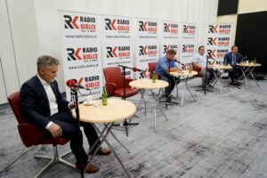 12.09.2021. Kielce. Studio Polityczne Radia Kielce. Na zdjęciu (od lewej): Krzysztof Słoń - senator PiS, Arkadiusz Bąk - PSL - Koalicja Polska, Paweł Wałdon - PO - Koalicja Obywatelska i Andrzej Szejna - poseł Nowej Lewicy / Piotr Kwaśniewski / Radio Kielce