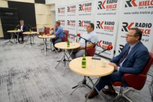 12.09.2021. Kielce. Studio Polityczne Radia Kielce. Na zdjęciu (od lewej): Krzysztof Słoń - senator PiS, Arkadiusz Bąk - PSL - Koalicja Polska, Paweł Wałdon - PO - Koalicja Obywatelska i Andrzej Szejna - poseł Nowej Lewicy / Piotr Kwaśniewski / Radio Kielce