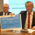 14.09.2021. Kielce. Wojewoda ogłasza konkurs na spot zachęcający do szczepień przeciw COVID-19. Na zdjęciu (od lewej): Mariusz Pasek - zastępca dyrektora Wydziału Polityki Społecznej i Zdrowia w Świętokrzyskim Urzędzie Wojewódzkim w Kielcach i Zbigniew Koniusz - wojewoda świętokrzyski / Anna Kwapisz / Radio Kielce