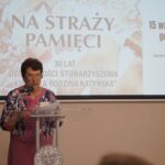 15.09.2021. Kielce. Otwarcie wystawy „Na straży pamięci. 30 lat działalności Stowarzyszenia Kielecka Rodzina Katyńska”. Na zdjęciu: Anna Łakomiec - prezes Kieleckiej Rodziny Katyńskiej / Anna Kwapisz / Radio Kielce