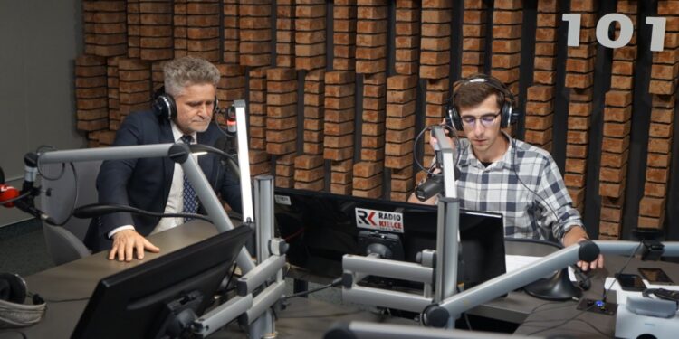 16.09.2021. Radio Kielce. Punkty Widzenia. Na zdjęciu (od lewej): Krzysztof Słoń - senator PiS, Michał Kita - Radio Kielce / Sebastian Kalwat / Radio Kielce