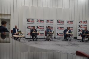 19.09.2021. Kielce. Studio Polityczne Radia Kielce. Na zdjęciu (od lewej): Michał Kita - Radio Kielce, Artur Gierada - Platforma Obywatelska, Andrzej Pruś - przewodniczący Semiku Województwa Świętokrzyskiego, Łukasz Wilczyński - Konfederacja, Michał Godowski - Polskie Stronnictwo Ludowe i Andrzej Pejas - Nowa Lewica / Dionizy Krawczyński / Radio Kielce