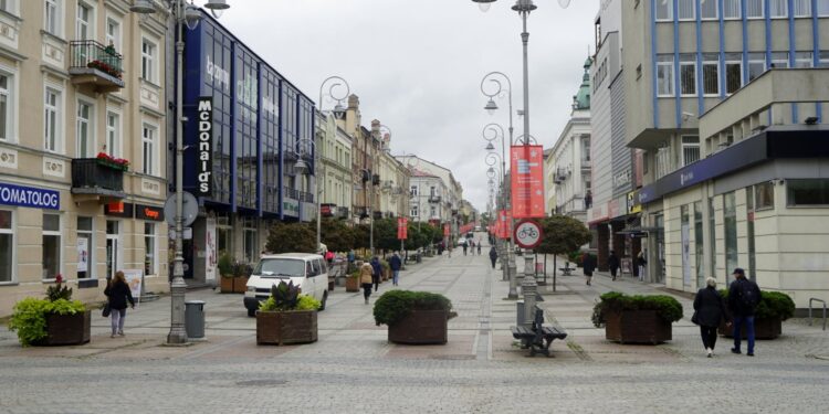 20.09.2021. Kielce. Ulica Sienkiewicza. Na zdjęciu: donice z kwiatami, które uniemożliwiają przejazd samochodów głównym deptakiem miasta / Anna Kwapisz / Radio Kielce