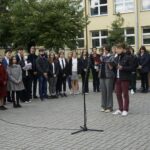 21.09.2021. Kielce. Sadzenie „Jodeł Papieskich” wraz z odsłonięciem tablicy okolicznościowej na terenie SP. nr 20 w Kielcach / Anna Kwapisz / Radio Kielce