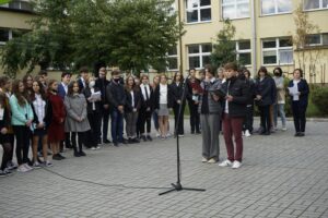 21.09.2021. Kielce. Sadzenie „Jodeł Papieskich” wraz z odsłonięciem tablicy okolicznościowej na terenie SP. nr 20 w Kielcach / Anna Kwapisz / Radio Kielce