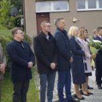 21.09.2021. Kielce. Sadzenie „Jodeł Papieskich” wraz z odsłonięciem tablicy okolicznościowej na terenie SP. nr 20 w Kielcach / Anna Kwapisz / Radio Kielce