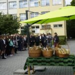 21.09.2021. Kielce. Sadzenie „Jodeł Papieskich” wraz z odsłonięciem tablicy okolicznościowej na terenie SP. nr 20 w Kielcach / Anna Kwapisz / Radio Kielce