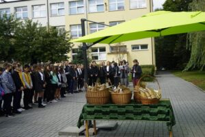 21.09.2021. Kielce. Sadzenie „Jodeł Papieskich” wraz z odsłonięciem tablicy okolicznościowej na terenie SP. nr 20 w Kielcach / Anna Kwapisz / Radio Kielce