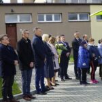 21.09.2021. Kielce. Sadzenie „Jodeł Papieskich” wraz z odsłonięciem tablicy okolicznościowej na terenie SP. nr 20 w Kielcach / Anna Kwapisz / Radio Kielce