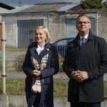 21.09.2021. Kielce. Sadzenie „Jodeł Papieskich” wraz z odsłonięciem tablicy okolicznościowej na terenie SP. nr 20 w Kielcach. Na zdjęciu (od lewej): Renata Janik - wicemarszałek województwa świętokrzyskiego, Arkadiusz Ślipikowski - radny Rady Miasta Kielce / Anna Kwapisz / Radio Kielce