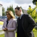 21.09.2021. Kielce. Sadzenie „Jodeł Papieskich” wraz z odsłonięciem tablicy okolicznościowej na terenie SP. nr 20 w Kielcach. Na zdjęciu (od lewej): Małgorzata Pawłowska - dyrektor SP. nr 20 w Kielcach, ks. Stefan Radziszewski - proboszcz parafii Białogon / Anna Kwapisz / Radio Kielce