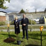 21.09.2021. Kielce. Sadzenie „Jodeł Papieskich” wraz z odsłonięciem tablicy okolicznościowej na terenie SP. nr 20 w Kielcach. Na zdjęciu (od lewej): Renata Janik - wicemarszałek województwa świętokrzyskiego, Arkadiusz Ślipikowski - radny Rady Miasta Kielce / Anna Kwapisz / Radio Kielce