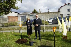 21.09.2021. Kielce. Sadzenie „Jodeł Papieskich” wraz z odsłonięciem tablicy okolicznościowej na terenie SP. nr 20 w Kielcach. Na zdjęciu (od lewej): Renata Janik - wicemarszałek województwa świętokrzyskiego, Arkadiusz Ślipikowski - radny Rady Miasta Kielce / Anna Kwapisz / Radio Kielce