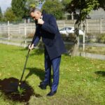 21.09.2021. Kielce. Sadzenie „Jodeł Papieskich” wraz z odsłonięciem tablicy okolicznościowej na terenie SP. nr 20 w Kielcach. Na zdjęciu: Grzegorz Sowiński - zastępca dyrektora Wydziału Edukacji, Kultury i Sportu Urzędu Miasta Kielce / Anna Kwapisz / Radio Kielce