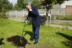 21.09.2021. Kielce. Sadzenie „Jodeł Papieskich” wraz z odsłonięciem tablicy okolicznościowej na terenie SP. nr 20 w Kielcach. Na zdjęciu: Grzegorz Sowiński - zastępca dyrektora Wydziału Edukacji, Kultury i Sportu Urzędu Miasta Kielce / Anna Kwapisz / Radio Kielce