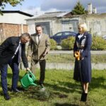 21.09.2021. Kielce. Sadzenie „Jodeł Papieskich” wraz z odsłonięciem tablicy okolicznościowej na terenie SP. nr 20 w Kielcach. Na zdjęciu (od lewej): Arkadiusz Ślipikowski - radny Rady Miasta Kielce, Roman Wróblewski - zastępca nadleśniczego nadleśnictwa Kielce, Renata Janik - wicemarszałek województwa świętokrzyskiego / Anna Kwapisz / Radio Kielce