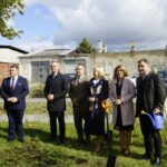 21.09.2021. Kielce. Sadzenie „Jodeł Papieskich” wraz z odsłonięciem tablicy okolicznościowej na terenie SP. nr 20 w Kielcach. Na zdjęciu (od lewej):  Grzegorz Sowiński - zastępca dyrektora Wydziału Edukacji, Kultury i Sportu Urzędu Miasta Kielce, Wojciech Ziach - prezes zarządu Rejonowego Przedsiębiorstwa Zieleni i Usług Komunalnych w Kielcach, Arkadiusz Ślipikowski - radny Rady Miasta Kielce, Roman Wróblewski - zastępca nadleśniczego nadleśnictwa Kielce, Renata Janik - wicemarszałek województwa świętokrzyskiego, Małgorzata Pawłowska - dyrektor SP. nr 20 w Kielcach,  ks. Stefan Radziszewski - proboszcz parafii Białogon / Anna Kwapisz / Radio Kielce