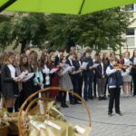 21.09.2021. Kielce. Sadzenie „Jodeł Papieskich” wraz z odsłonięciem tablicy okolicznościowej na terenie SP. nr 20 w Kielcach / Anna Kwapisz / Radio Kielce