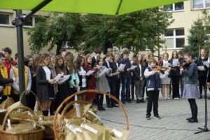 21.09.2021. Kielce. Sadzenie „Jodeł Papieskich” wraz z odsłonięciem tablicy okolicznościowej na terenie SP. nr 20 w Kielcach / Anna Kwapisz / Radio Kielce