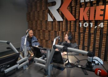 21.09.2021. Radio Kielce. Punkty Widzenia. Na zdjęciu (od lewej): dr Jerzy Staszczyk - wojewódzki konsultant do spraw epidemiologii, Iwona Murawska - Radio Kielce / Dionizy Krawczyński / Radio Kielce