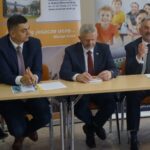 22.09.2021. Kielce. Konferencja Świętokrzyskiego Centrum Doskonalenia Nauczycieli. Na zdjęciu (od lewej): Krzysztof Łysak - zastępca dyrektora ŚCDN, Kazimierz Mądzik - świętokrzyski kurator oświaty, Jacek Wołowiec - dyrektor ŚCDN / Anna Kwapisz / Radio Kielce