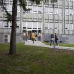 23.09.2021. Kielce. Próbna ewakuacja alarmowa w Świętokrzyskim Urzędzie Wojewódzkim w Kielcach / Anna Kwapisz / Radio Kielce