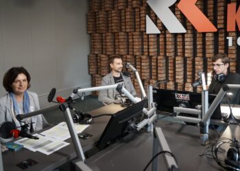 27.09.2021. Radio Kielce. Punkty Widzenia. Na zdjęciu (od lewej): Katarzyna Nowacka - świętokrzyski wicekurator oświaty, Paweł Pociecha - terapeuta, Świętokrzyskie Centrum Profilaktyki i Edukacji i Michał Kita - dziennikarz Radia Kielce / Dionizy Krawczyński / Radio Kielce