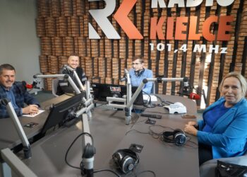 28.09.2021. Radio Kielce. Na zdjęciu (od lewej): Jarosław Karyś - przewodniczący kieleckiej rady miasta, Kamil Suchański - przewodniczący klubu Bezpartyjni i Niezależni, Michał Kita - dziennikarz Radia Kielce, Anna Kibortt - przewodnicząca klubu Projekt Wspólne Kielce i wiceprzewodnicząca kieleckiej rady miasta / Sebastian Kalwat / Radio Kielce