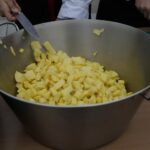 29.09.2021. Kielce. Plac Artystów. Gotowanie Kieleckiego Banku Żywności / Anna Kwapisz / Radio Kielce