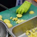 29.09.2021. Kielce. Plac Artystów. Gotowanie Kieleckiego Banku Żywności / Anna Kwapisz / Radio Kielce