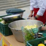 29.09.2021. Kielce. Plac Artystów. Gotowanie Kieleckiego Banku Żywności / Anna Kwapisz / Radio Kielce