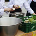 29.09.2021. Kielce. Plac Artystów. Gotowanie Kieleckiego Banku Żywności / Anna Kwapisz / Radio Kielce