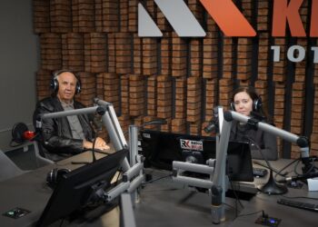 30.09.2021. Radio Kielce. Punkty widzenia. Na zdjęciu (od lewej): Jerzy Staszczyk - wojewódzki konsultant w dziedzinie epidemiologii, Iwona Murawska - Radio Kielce / Sebastian Kalwat / Radio Kielce