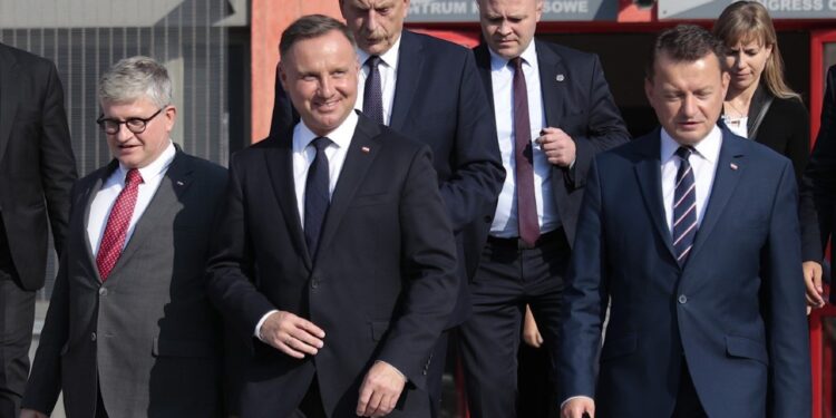 07.09.2021. Kielce. Targi Kielce. MSPO. Na zdjęciu prezydent Andrzej Duda (drugi z lewej) oraz minister obrony narodowej Mariusz Błaszczak (pierwszy z prawej) / Wiktor Taszłow / Radio Kielce