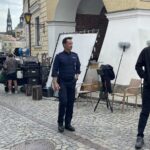 14.09.2021. Sandomierz. Plan filmowy serialu „Ojciec Mateusz". Na zdjęciu: Rafał Cieszyński - filmowy policjant Przemysław Gibalski / Grażyna Szlęzak-Wójcik / Radio Kielce