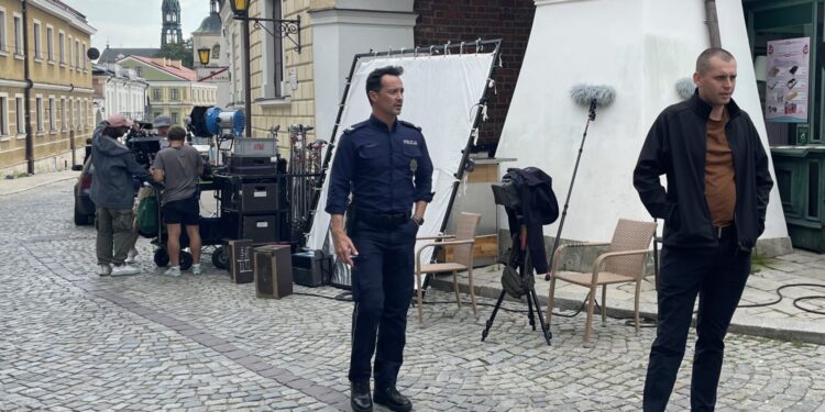 14.09.2021. Sandomierz. Plan filmowy serialu „Ojciec Mateusz". Na zdjęciu: Rafał Cieszyński - filmowy policjant Przemysław Gibalski / Grażyna Szlęzak-Wójcik / Radio Kielce