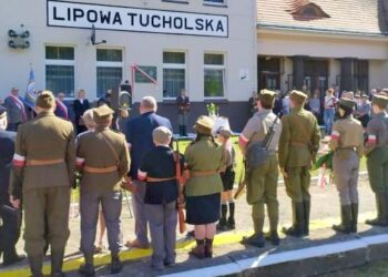 Pamiątkowa tablica zawisła na budynku stacji kolejowej w Lipowej Tucholskiej / Tomasz Klinger / Radio Gdańsk