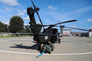 03.09.2021. Kielce. Przygotowania do Targów MSPO. Helikopter Black Hawk / Wiktor Taszłow / Radio Kielce