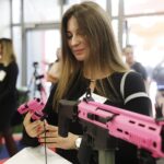 08.09.2021. Kielce. MSPO. Różowy karabinek Grot / Jarosław Kubalski / Radio Kielce