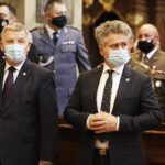 02.09.2021 Kielce. Msza święta za weteranów w katedrze. Na zdjęciu od lewej senator Jarosław Rusiecki i senator Krzysztof Słoń / Jarosław Kubalski / Radio Kielce